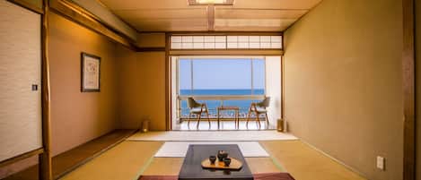 In-room safe, desk, free WiFi