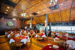 Breakfast, lunch, dinner served; Thai cuisine