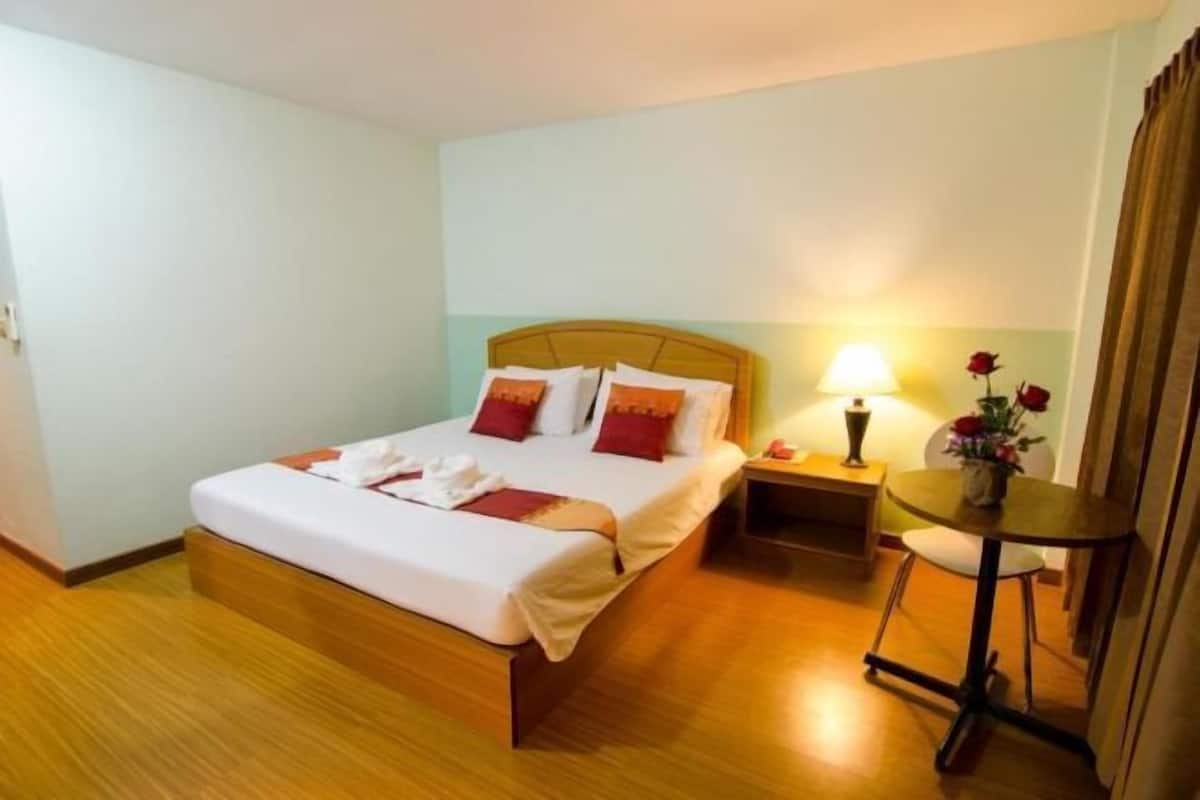Desk, blackout curtains, rollaway beds, free WiFi