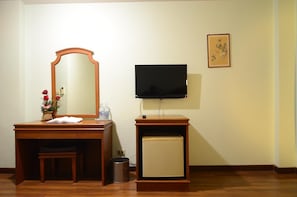 Schreibtisch, Verdunkelungsvorhänge, Zustellbetten, kostenloses WLAN