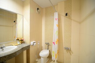 Bañera con ducha, bañera profunda, artículos de tocador gratuitos