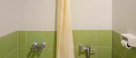 Un baño con inodoro, cortina de ducha y bidé.