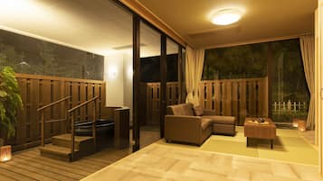 Superior Room, Non Smoking (Japanese Western, with Open-air bath) | Peti besi dalam bilik, meja, Wi-fi percuma