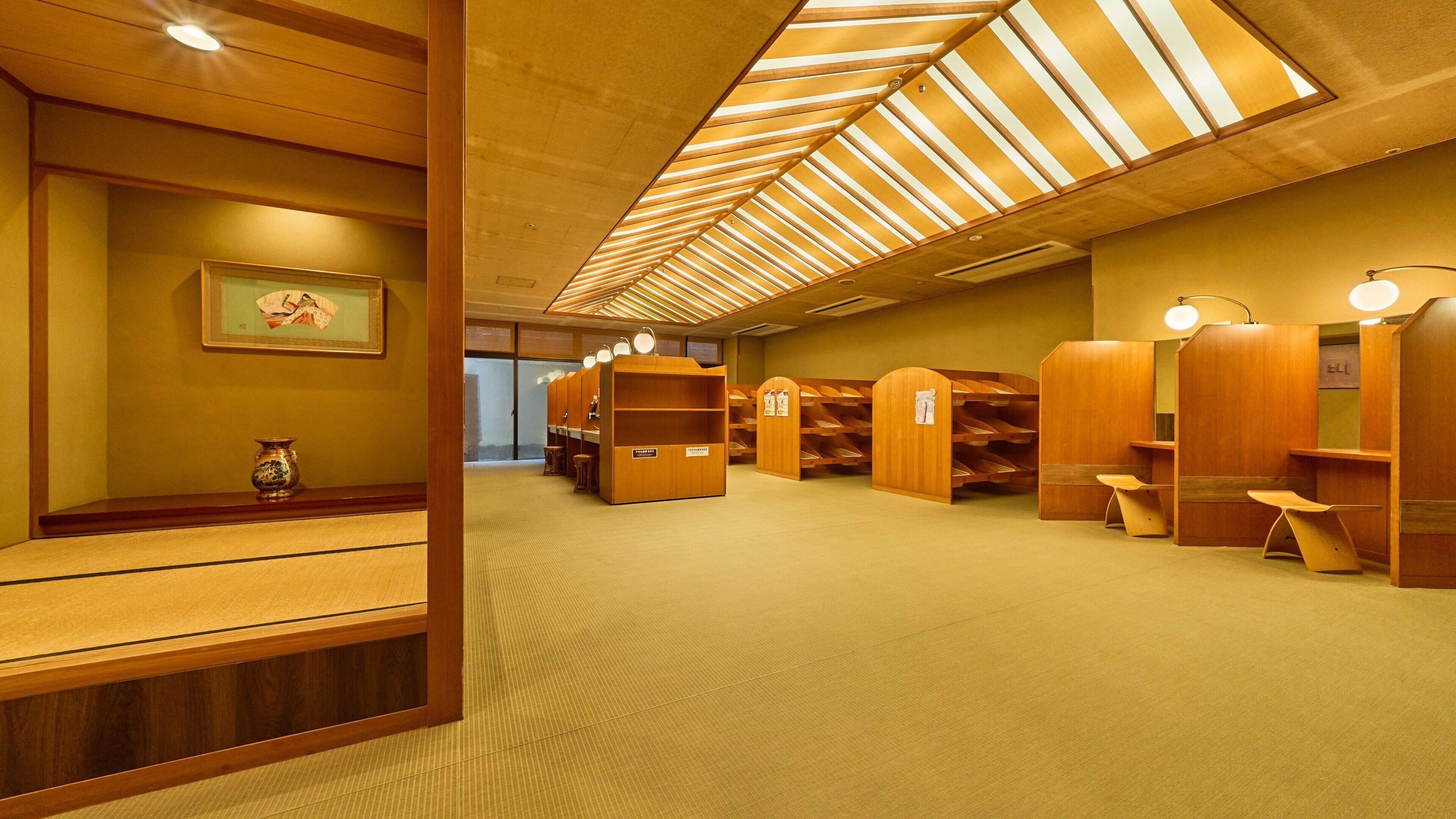 Een bibliotheek met houten boekenkasten, een receptiebalie en een ingelijst schilderij aan de muur.