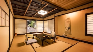 Suite, no fumadores, vistas al jardín (Kahou, with Open-air Bath) | Caja fuerte, escritorio, wifi gratis