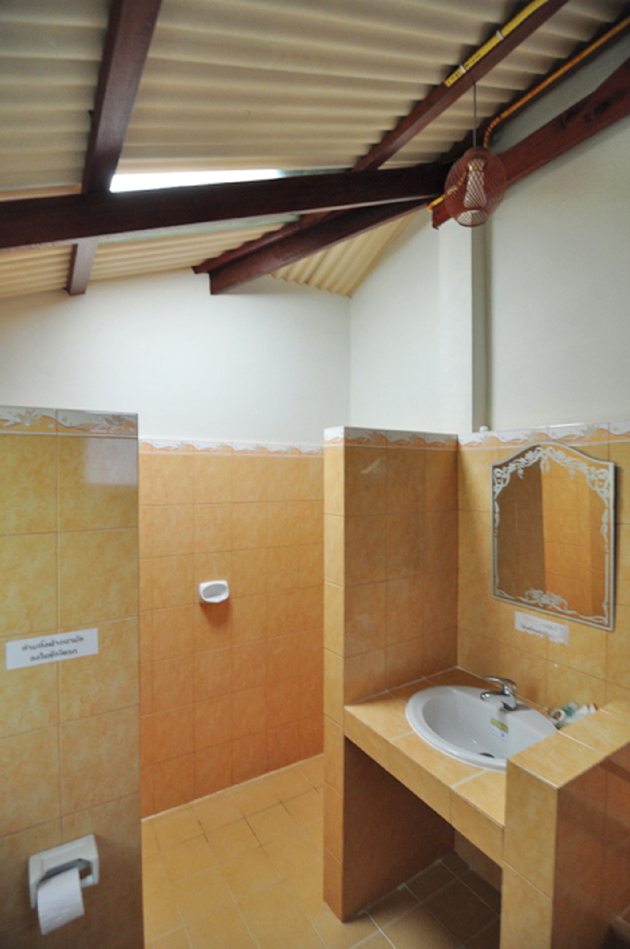 Ein Badezimmer mit Waschbecken, Spiegel und Toilette.