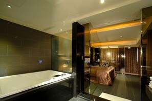 Schreibtisch, Verdunkelungsvorhänge, schallisolierte Zimmer