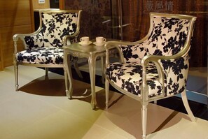 Lobby sitting area - WE Motel (Kaohsiung)