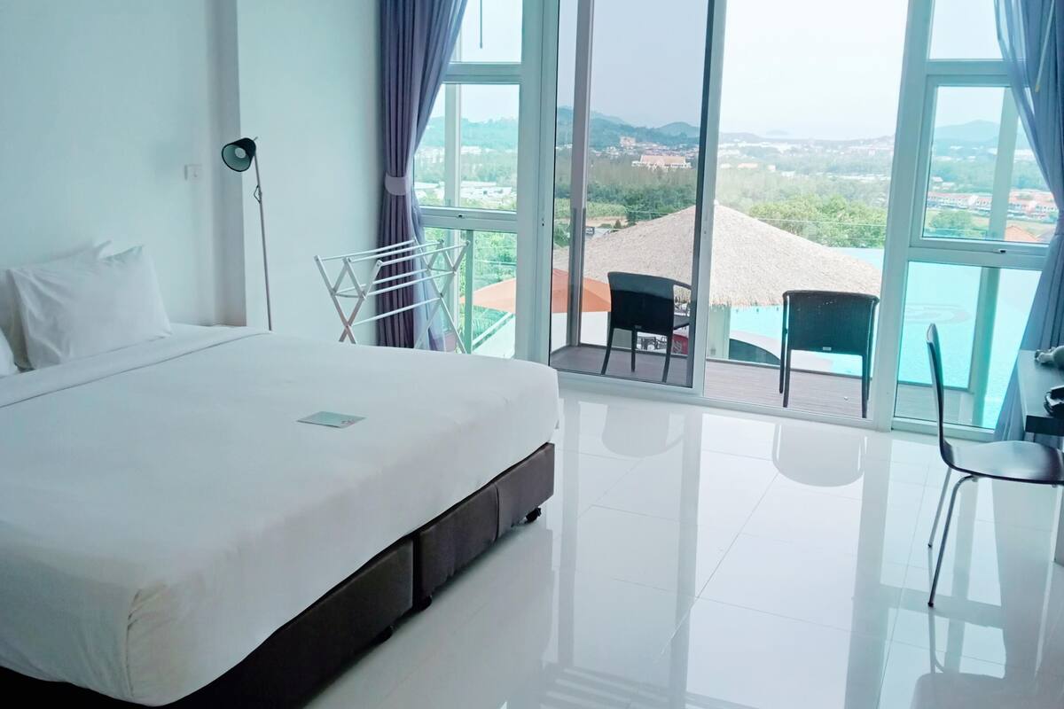Superior-Zimmer, Poolblick (with Balcony)