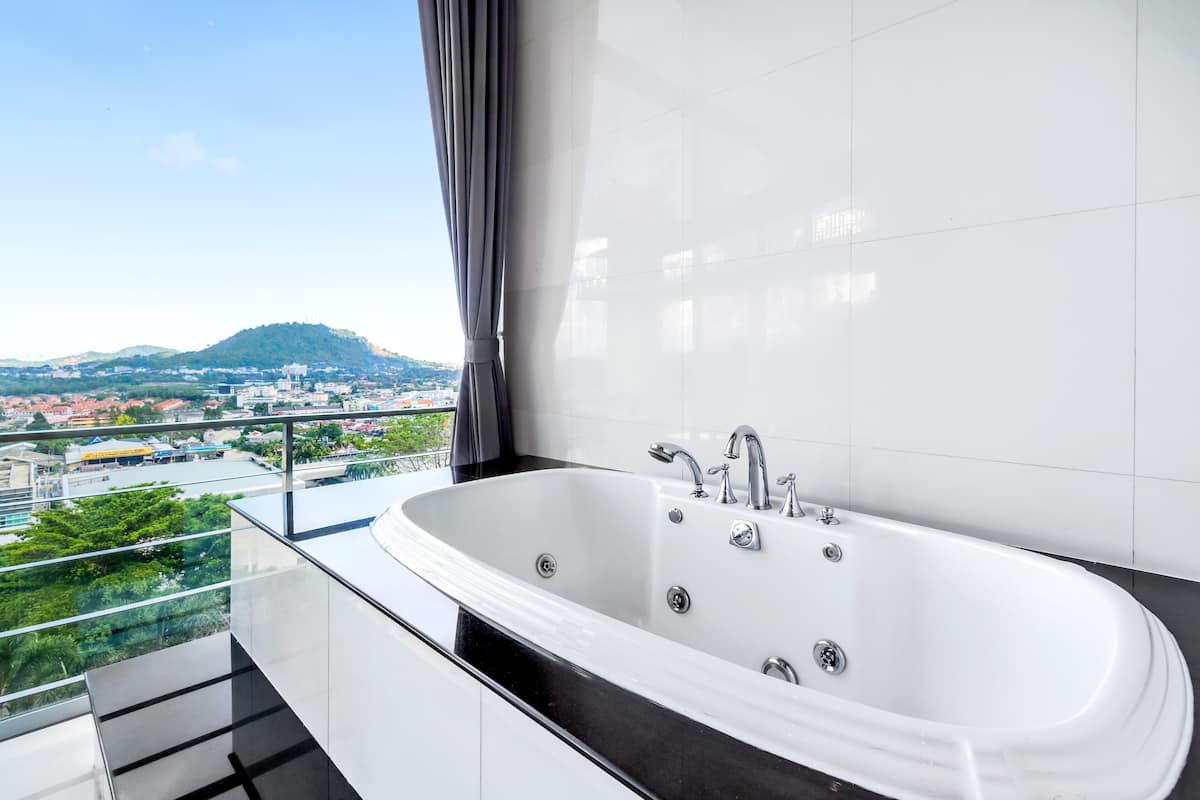 Honeymoon Spa Studio | Jetted bathtub