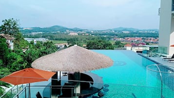 Suite, vue piscine (with Balcony) | Vue de la chambre