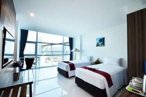 Tallelokero huoneessa, työpöytä, pimennysverhot, lisävuoteet