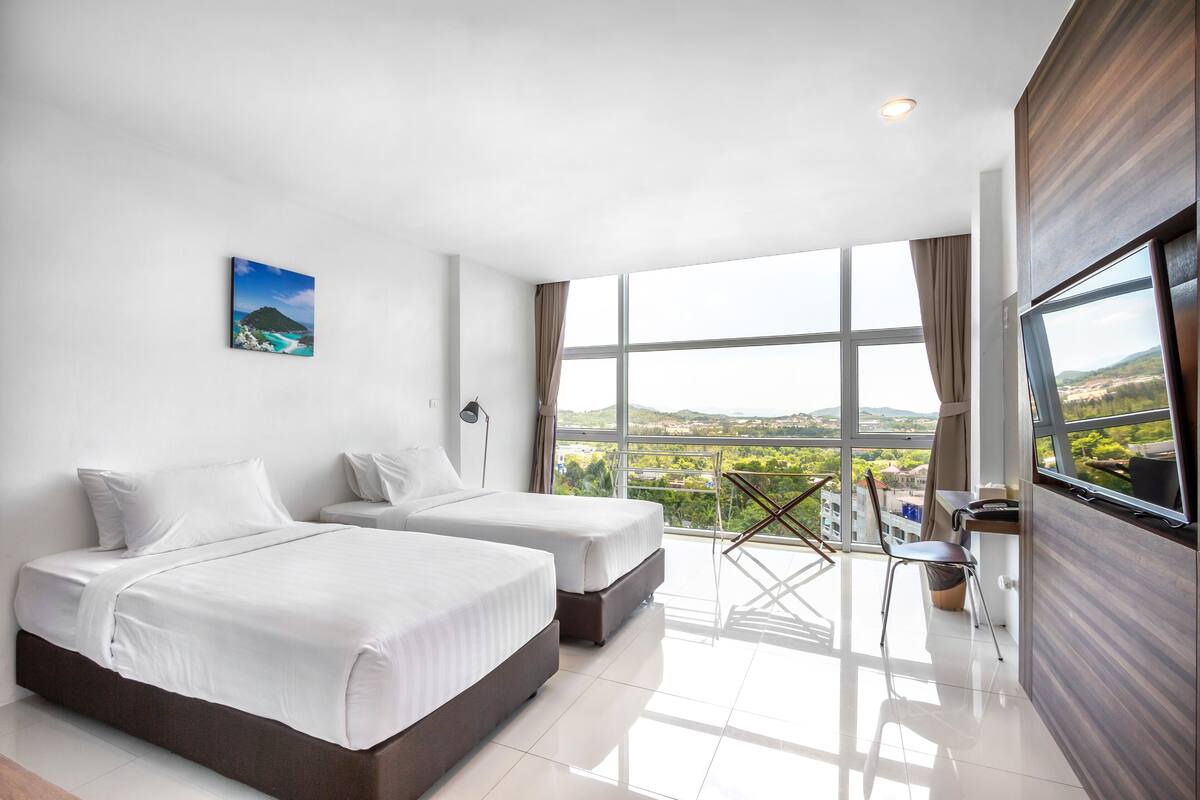 Superior-Zimmer, Poolblick | Essbereich im Zimmer