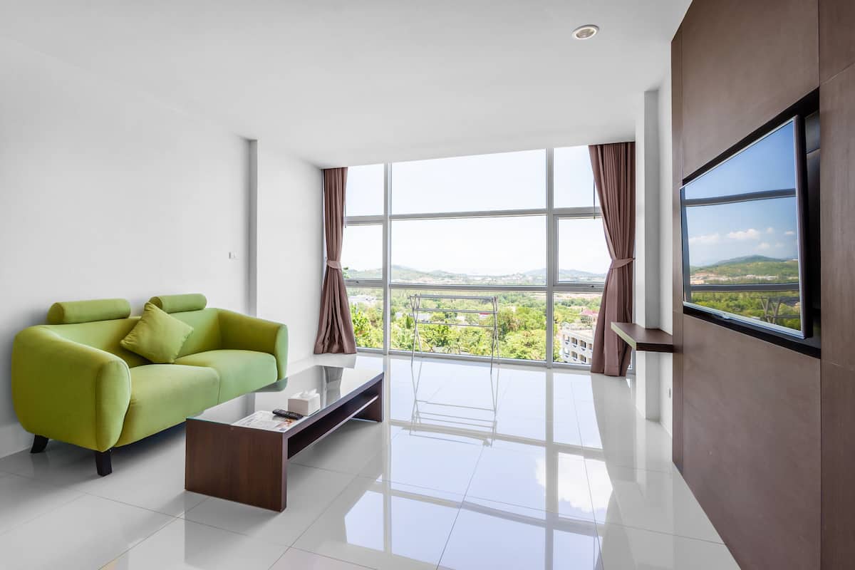 Suite, Pool View