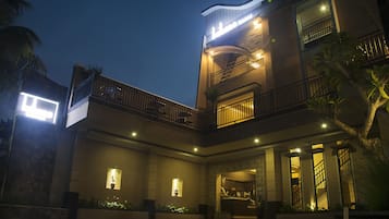 Bagian depan properti - sore/malam