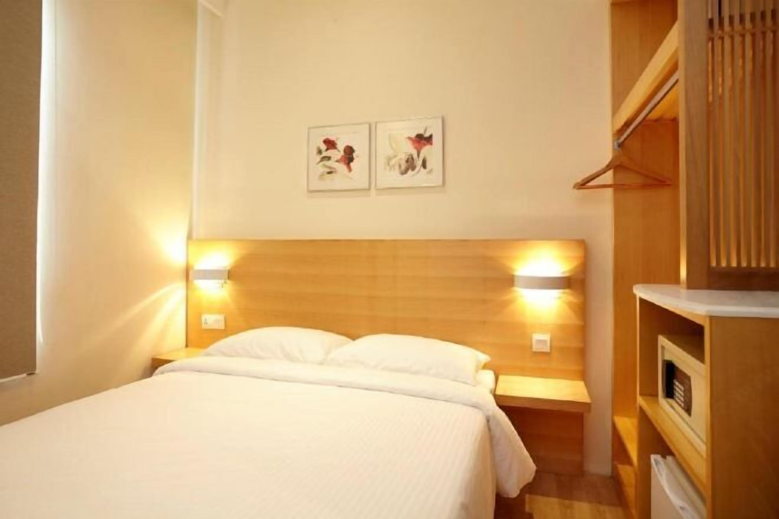 房內夾萬、書桌、手提電腦工作空間、隔音