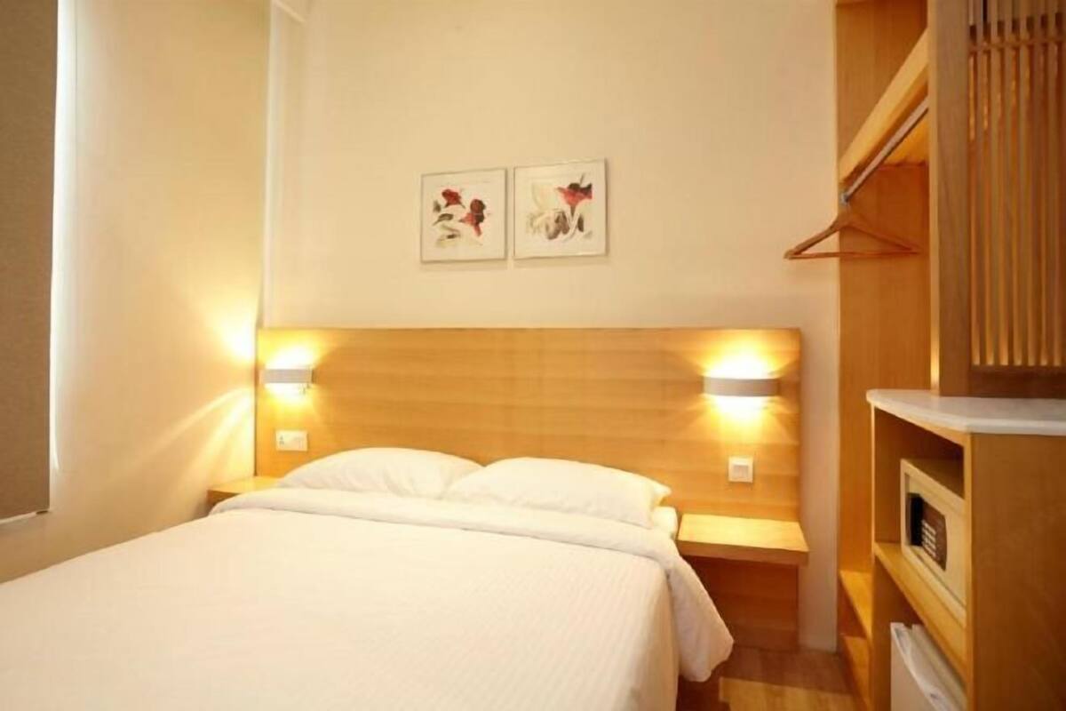 In-room safe, desk, laptop workspace, soundproofing