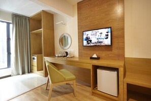 Deluxe King Room | Living room | LED TV - Hotel Six Seasons (Kuala Lumpur)
