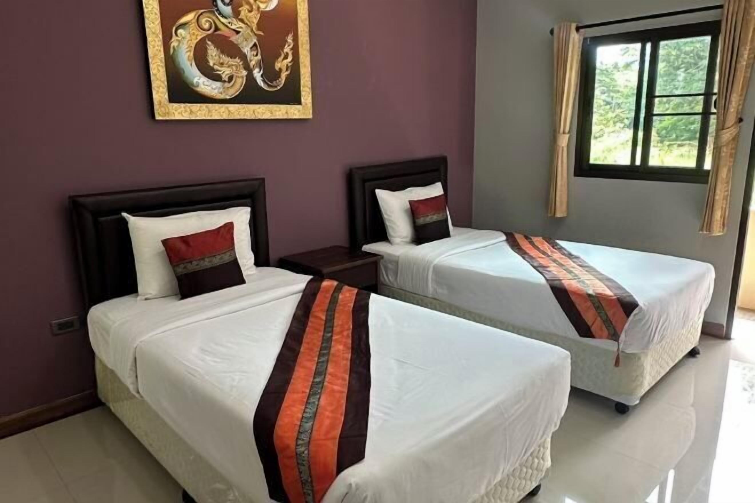 Minibar, escritorio, cortinas blackout y tabla de planchar con plancha 