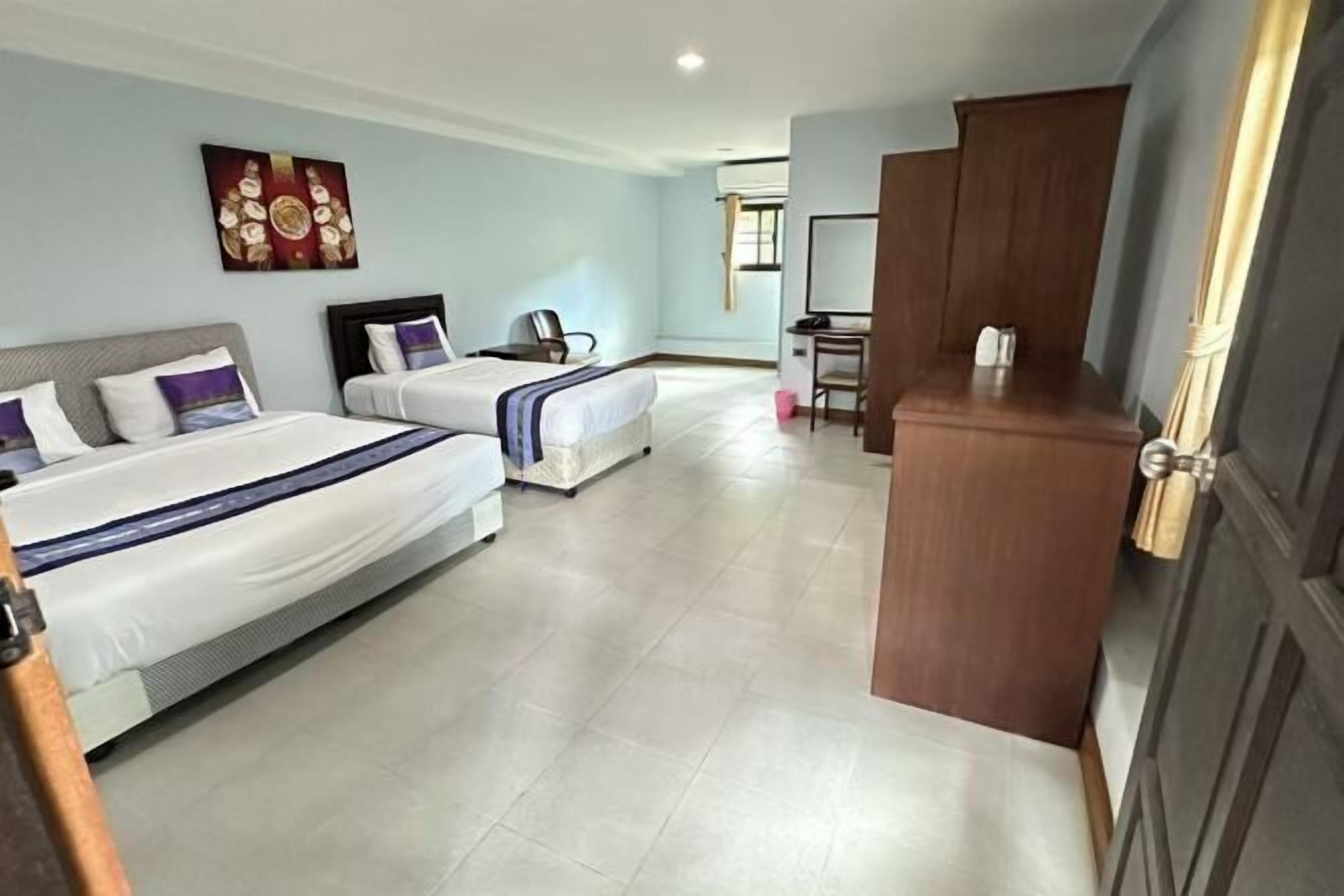 Minibar, escritorio, cortinas blackout y tabla de planchar con plancha 