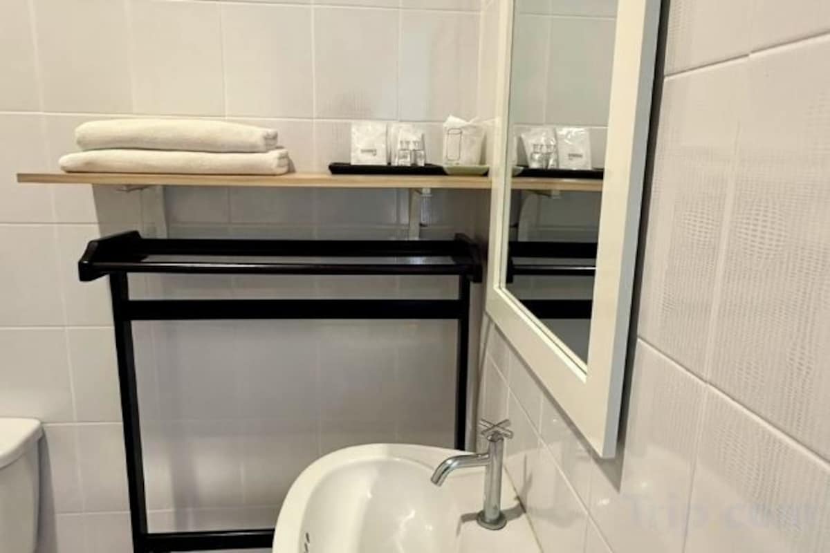 Salle de bain | Douche, articles de toilette gratuits, sèche-cheveux, peignoirs