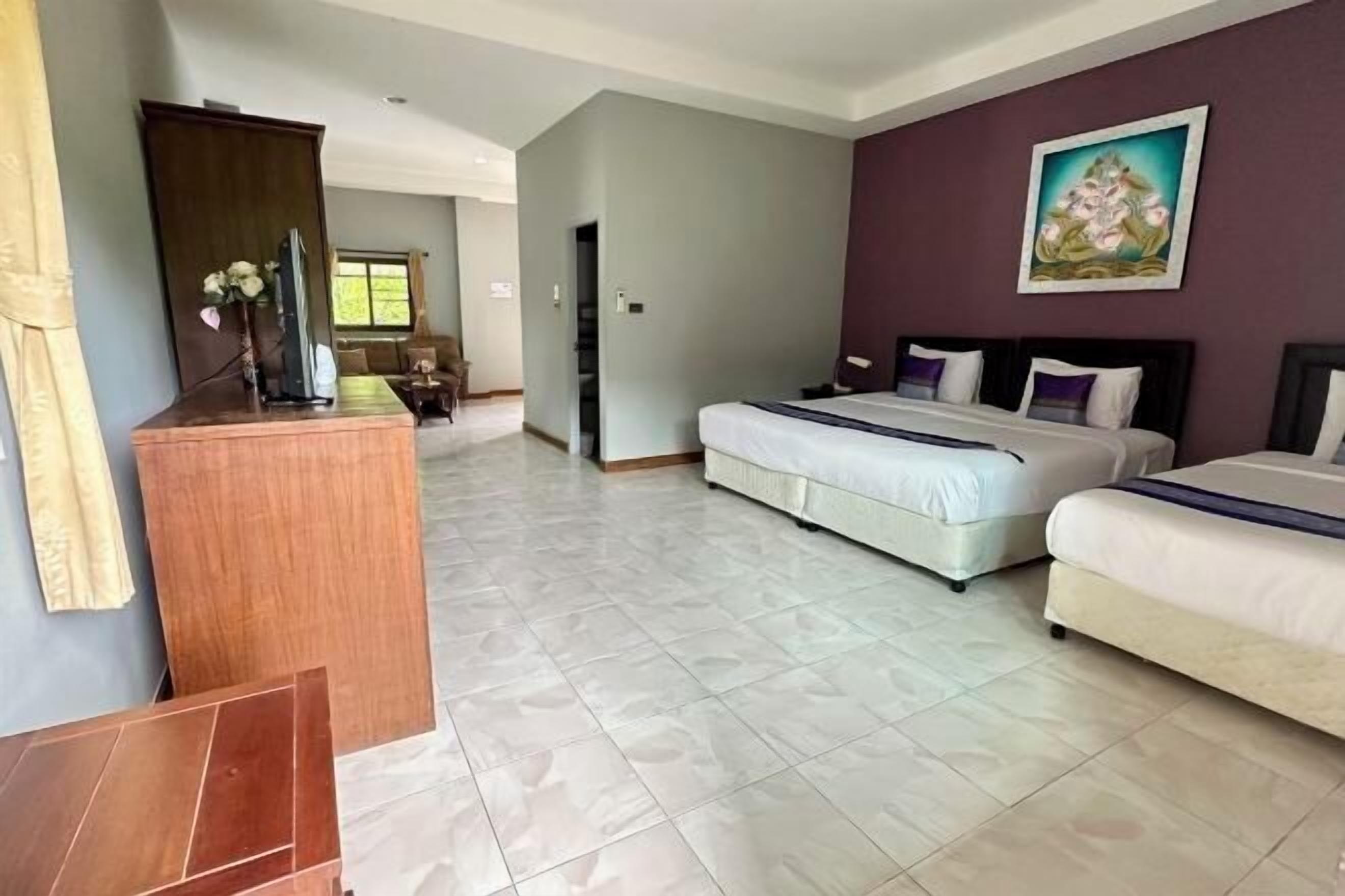 Minibar, escritorio, cortinas blackout y tabla de planchar con plancha 