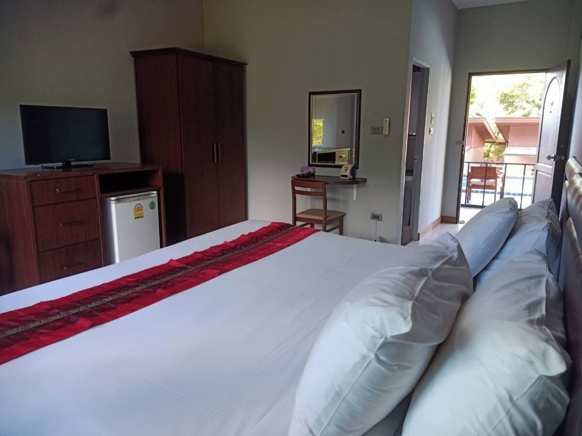 deluxe double or twin room | minibar, desk, blackout curtains, iron/ironing board