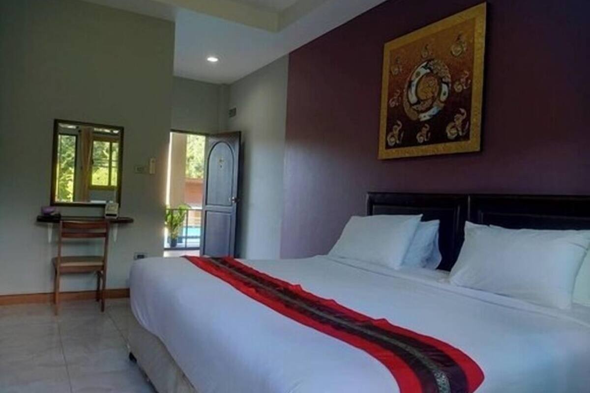 deluxe double or twin room | minibar, desk, blackout curtains, iron/ironing board