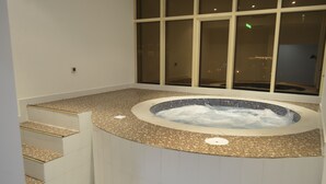 Indoor spabad