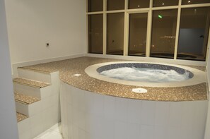 Indoor spa tub - President Heights (Manama)