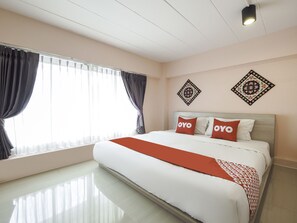 Family Suite | Desk, free WiFi, bed sheets - OYO 983 The Private Hotel (Chiang Mai)