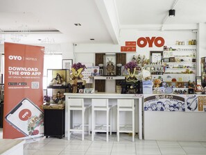 Reception - OYO 983 The Private Hotel (Chiang Mai)