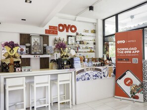 Reception - OYO 983 The Private Hotel (Chiang Mai)