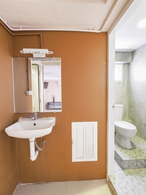 Family Suite | Bathroom | Shower, towels, soap, shampoo - OYO 983 The Private Hotel (Chiang Mai)