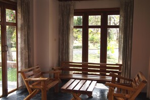 2 Bedrooms Family Villa | リビング エリア | 32 インチの薄型テレビ (ケーブル放送視聴可)、テレビ