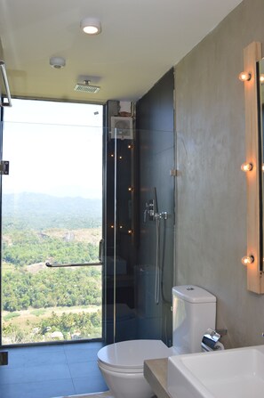 Standard Double Room (AC) | Bathroom | Deep soaking tub, hydromassage showerhead, designer toiletries - Kandy Panorama Resort (Kandy)