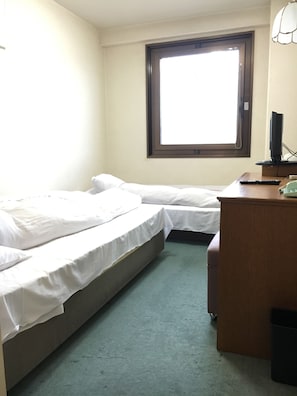 Studio Twin Room | Desk, iron/ironing board, free WiFi, bed sheets