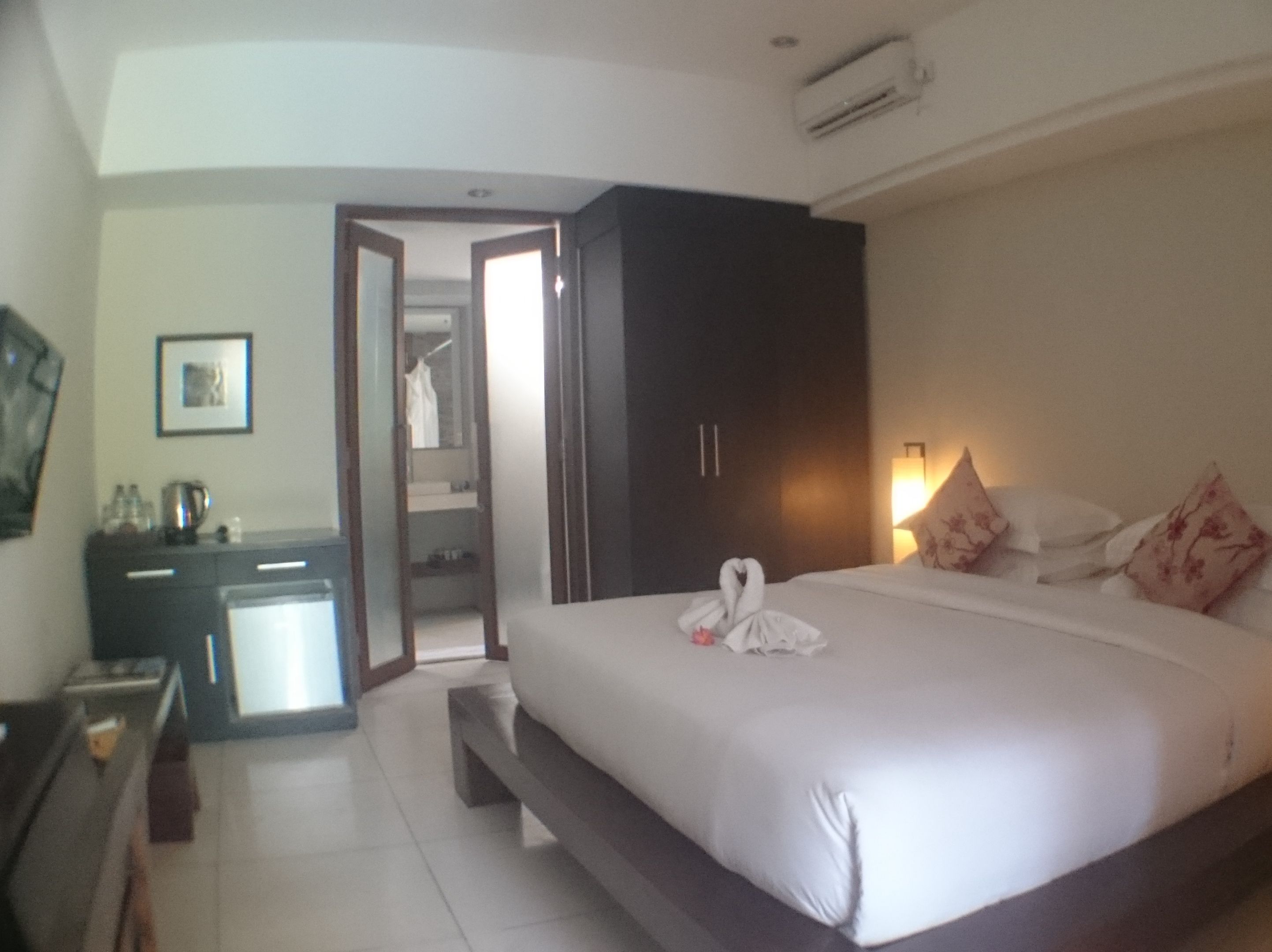 Deluxe Room, Pool View | Minibar, in-room safe, desk, blackout drapes