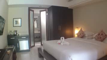 Deluxe Room, Pool View | Minibar, in-room safe, desk, blackout drapes