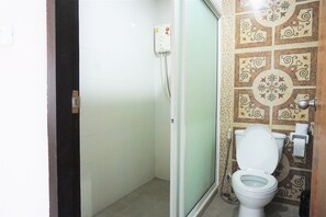 Studio | Phòng tắm | Buồng tắm vòi sen, đồ dùng nhà tắm miễn phí, khăn tắm 