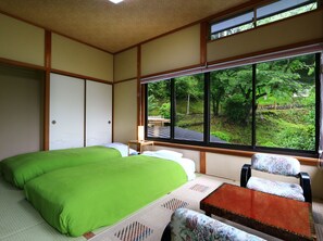 Chambre Tradition avec lits jumeaux, salle de bains commune (2 Single Beds) | Draps fournis