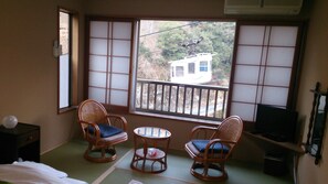 Traditional Twin Room, Shared Bathroom (2 Single Beds)