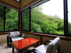 Traditional Twin Room, Shared Bathroom (2 Single Beds) | Living room