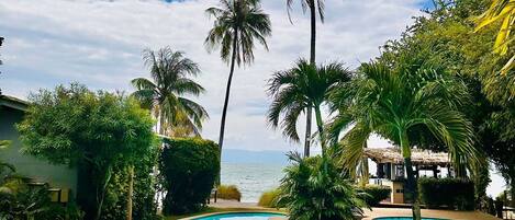 Una piscina al aire libre, camas de piscina gratis, sombrillas