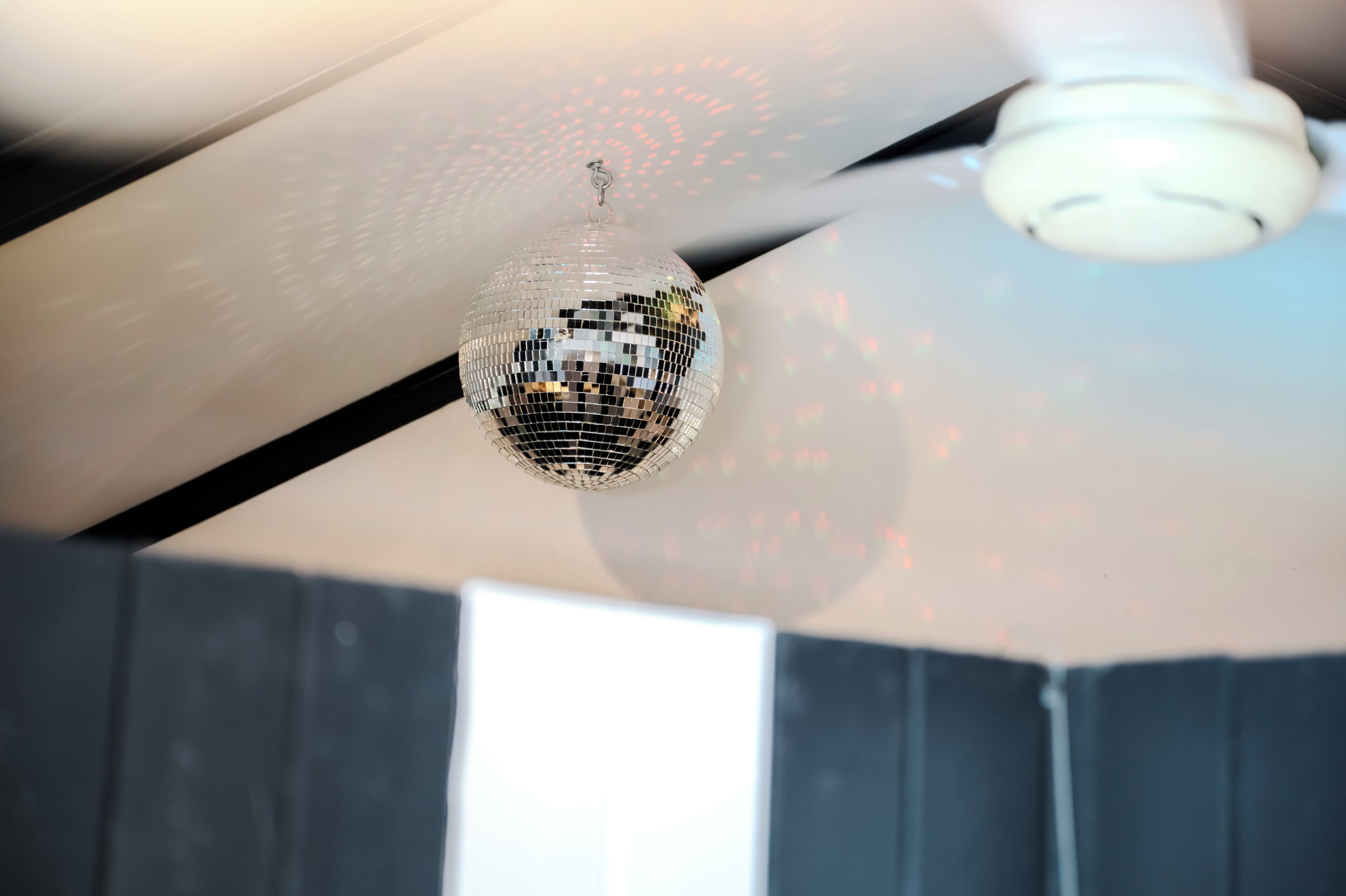 Una palla da discoteca appesa al soffitto.