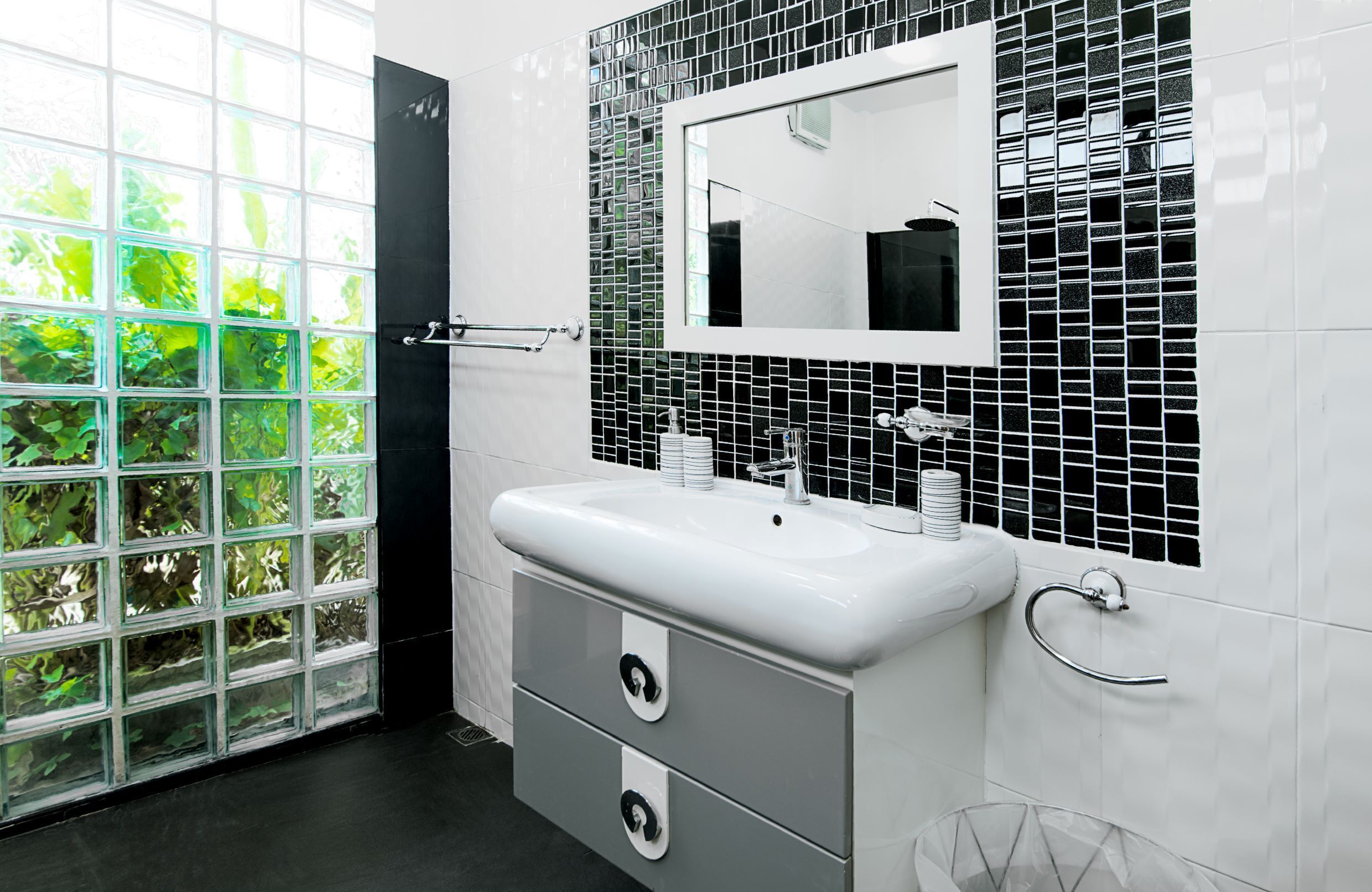 deluxe beachfront villa | bathroom | free toiletries, towels