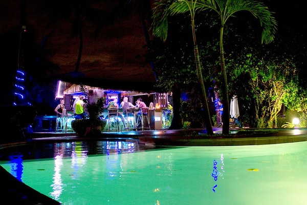 Bar junto a la piscina