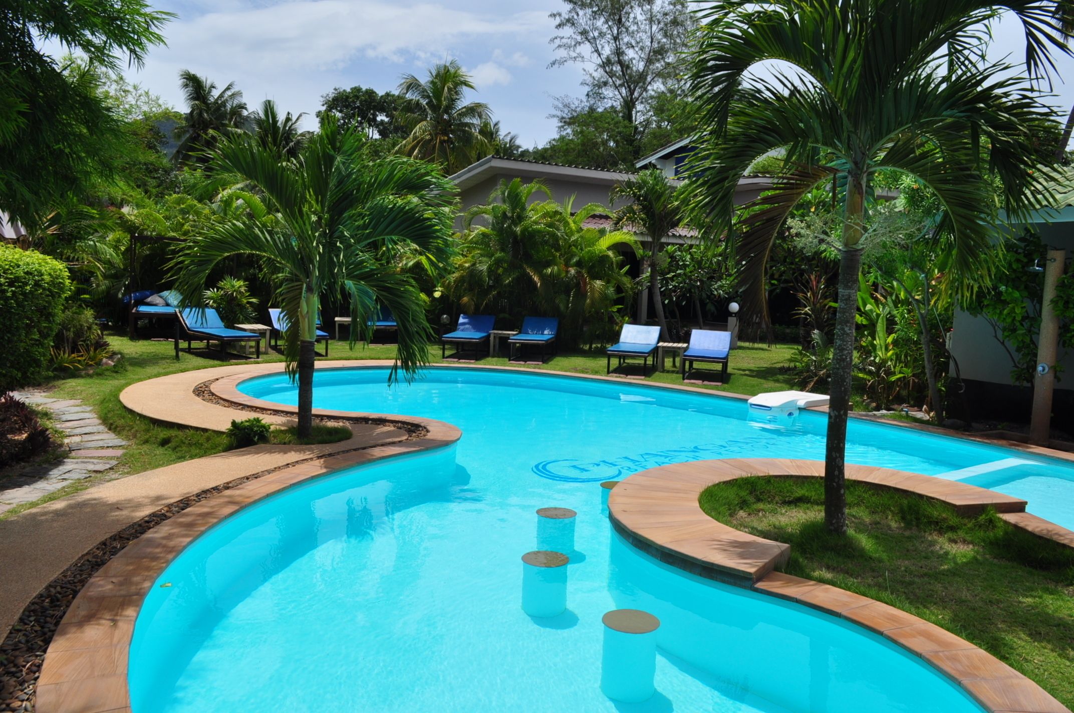 2 outdoor pools, free pool cabanas, pool umbrellas
