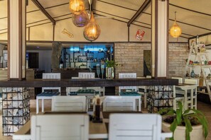Petit déjeuner, déjeuner et dîner servis sur place