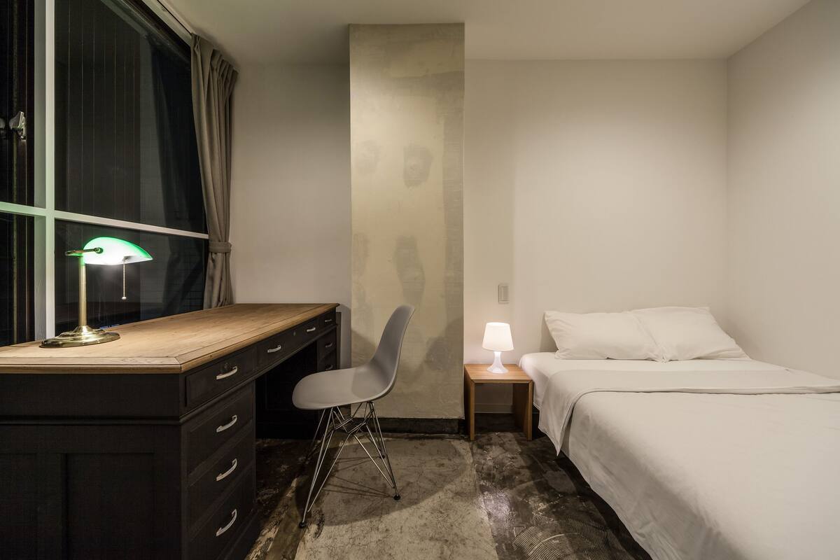 In-room safe, free WiFi, bed sheets
